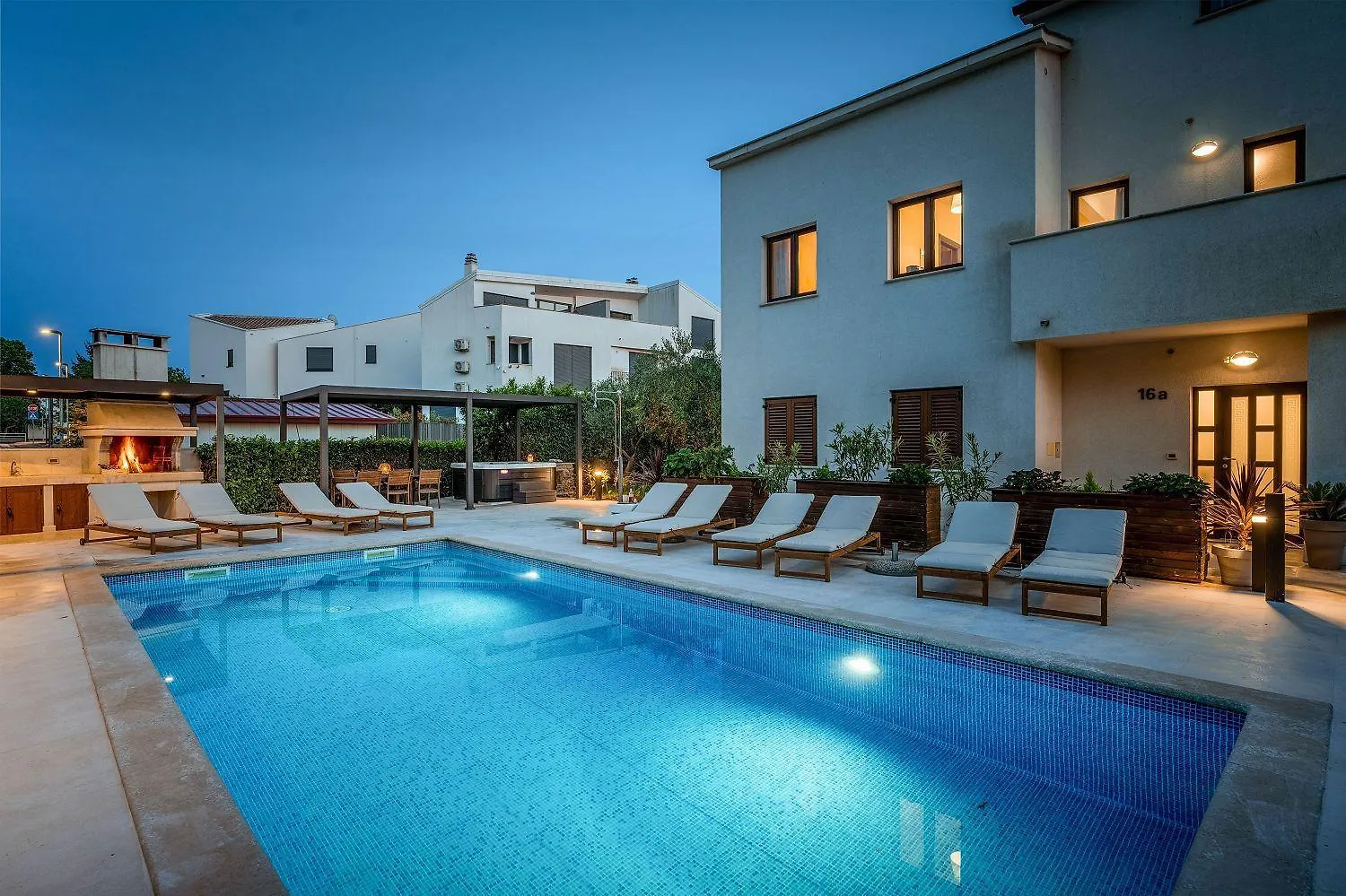 Mediterranes Apartment Nur 100 Meter Zum Strand Mit Salzwasserpool Und Jacuzzi Funtana