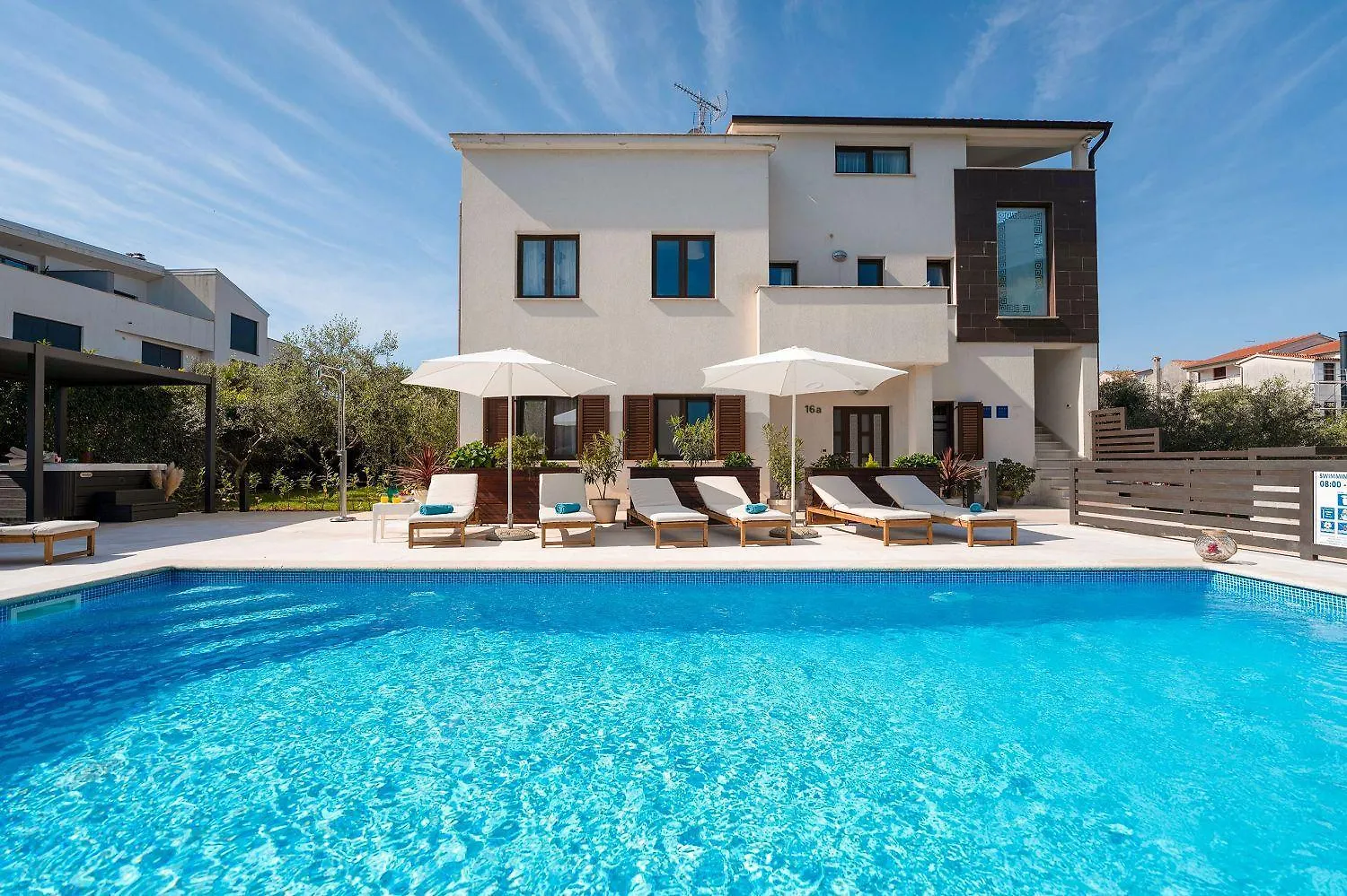 Mediterranes Apartment Nur 100 Meter Zum Strand Mit Salzwasserpool Und Jacuzzi Funtana Chorwacja